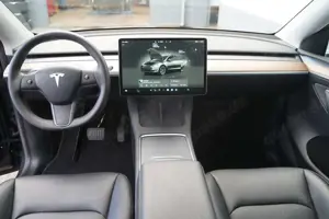 Tesla Model Y Long Range AWD *AHK* Bild 2