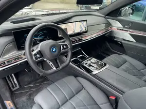 BMW i7 M70 xDrive || BW TheatherScreen Autobahnass Bild 5