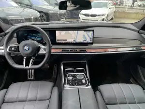 BMW i7 M70 xDrive || BW TheatherScreen Autobahnass Bild 3