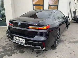 BMW i7 M70 xDrive || BW TheatherScreen Autobahnass Bild 2