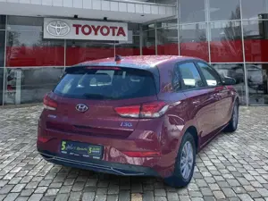 Hyundai i30 1.5 Selected Kombi mit wenig KM*Top gepflegt Bild 4