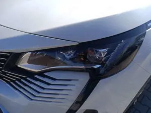 Peugeot 3008 1.5 BlueHDi 130 EAT8 GT Navi PDC LED LM Bild 3