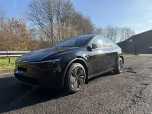 Tesla Model Y Model Y Long Range RWD - schwarz - AHK *TOP*