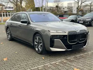 BMW 760 e xDrive Fond Enter BO SKY LOUNGE VOLLAUS