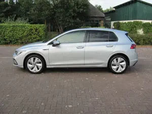 Volkswagen Golf VIII Lim. Style 1,5 eTSI DSG Pano.LED 2xPDC