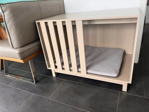 Hundehaus im Scandinavian Look aus Kiefernholz   handlackiert