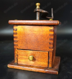 Kaffemühle aus Holz, mechanisch, funktionell, dekorativ