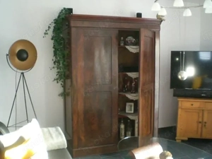 Alter antiker Schlafzimmerschrank aus massivem Nussbaumholz