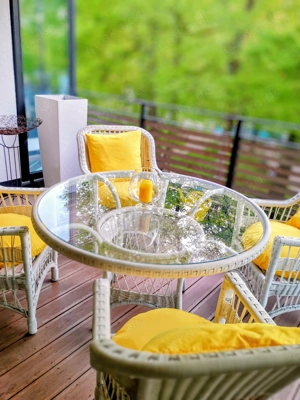 RATTAN-Gartenmöbel weiss; 4 Sessel mit hoher Lehne, 1 Glastisch Dm 130 cm; Sitz- Rückenkissen