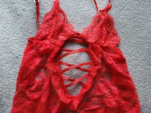String Tanga und Oberteil in rot