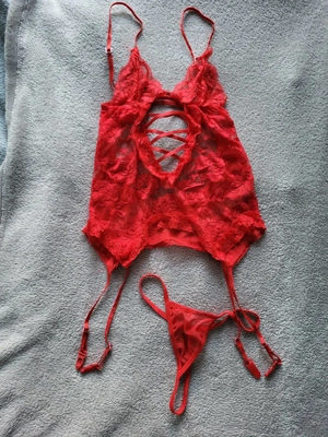 String Tanga und Oberteil in rot