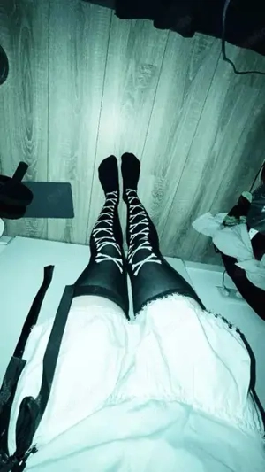 Hey verkaufe Sex Videos und Bilder gegen bisschen Geld