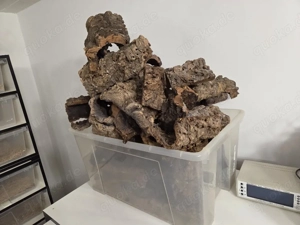 Große Kiste voll mit Kork Stücken