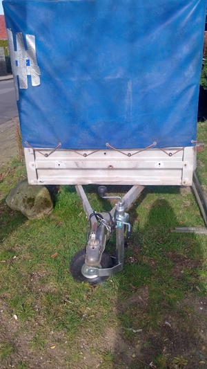 Auto ahnänger Mit plane  2 erstatz reifen 