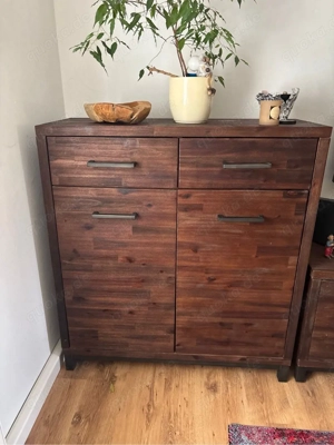 Kommode aus Arkazienholz