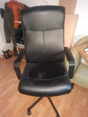 schwarzer Schreibtischstuhl