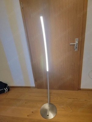 Moderne LED-Stehlampe mit schlankem Design