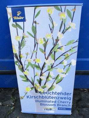 Zwei biegsame Leuchtzweige (Kirschblüten und rote Textilblüten)
