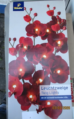Zwei biegsame Leuchtzweige (Kirschblüten und rote Textilblüten)