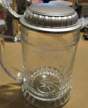 Diverse Krüge aus Glas und Porzellan mit Zinndeckel zu verschenken