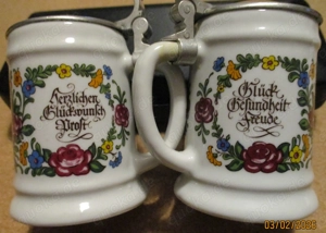 Diverse Krüge aus Glas und Porzellan mit Zinndeckel zu verschenken