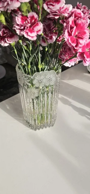 Kristallvase mit frostet Daisys
