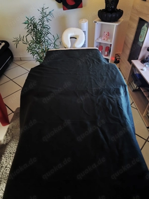 Mann massiert Frau mit Gefühl