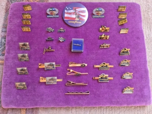 Good Year Sticker und Krawattennadeln für 35,-   abzugeben