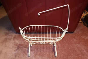 Antike Puppenwiege aus Metall