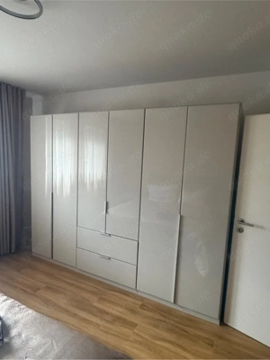 Kleiderschrank in Beige mit Glasfront