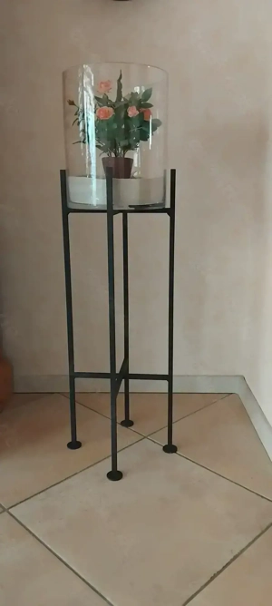 Metallgestell mit Glaszylinder