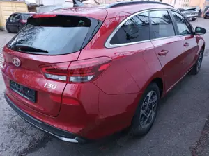 Hyundai i30 KOMBI 1.5 STYLE LED+NAVI+SHZ+KAMERA+KEYLESS! Bild 2