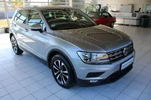 Volkswagen Tiguan Comfortline 1.HAND NAVI AHZV TEMPOMAT Bild 3