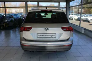 Volkswagen Tiguan Comfortline 1.HAND NAVI AHZV TEMPOMAT Bild 5