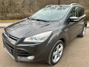 Ford Kuga Titanium Aut. 4x4 KAMERA NAVI 19 ALU XENON