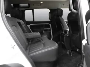 Land Rover Defender 110 D240 AWD HSE  BLACK PACK AHK 360° Bild 5
