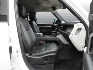 Land Rover Defender 110 D240 AWD HSE  BLACK PACK AHK 360° Bild 4