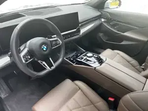 BMW 520 5er Touring Diesel 520d xDrive Touring Aut. + PANO + AHK + BowersWilkins