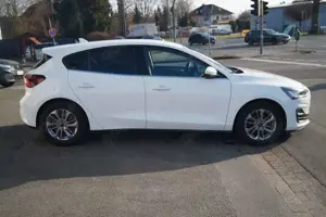 Ford Focus Lim. Titanium*LED*Klimaaut.*SHZ*RFK*Navi Bild 5