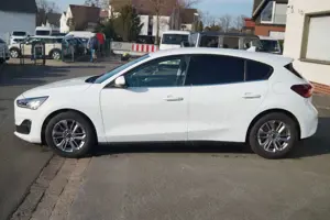 Ford Focus Lim. Titanium*LED*Klimaaut.*SHZ*RFK*Navi Bild 4