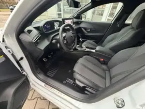 Peugeot 208 PureTech 100 GT (U) Bild 4