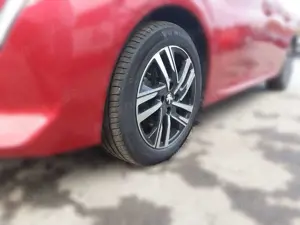 Peugeot 208 1.2 PureTech 100 Active Pack PDC Sitzheiz. Bild 4