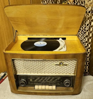 Radio mit integriertem Plattenspieler