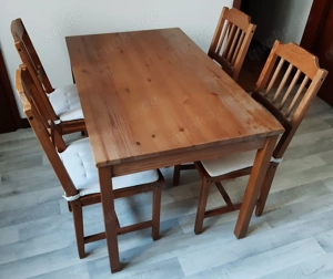 Esszimmertisch und Stühle mit Auflagen