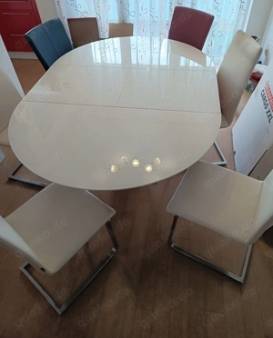 Moderner Esszimmertisch, Glas, weiß, ausziehbar, Lederstühle