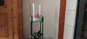 Metallgestell mit Glaszylinder