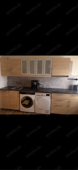 Küche mit kleinem Geschirrspüler und Dunstabzugshaube 