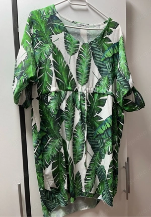 Kleid mit schönem Blattmuster