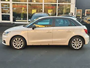 Audi A1 1,0 TFSI Sportback basis/Navi/Garantie Bild 3