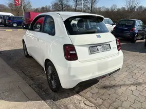 Fiat 500e Icon Navi DAB Klimaaut. Temp. SHZ uvm. Bild 5